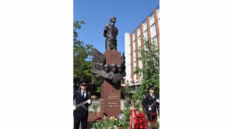 Герою России Магомеду Нурбагандову установили памятник в Махачкале