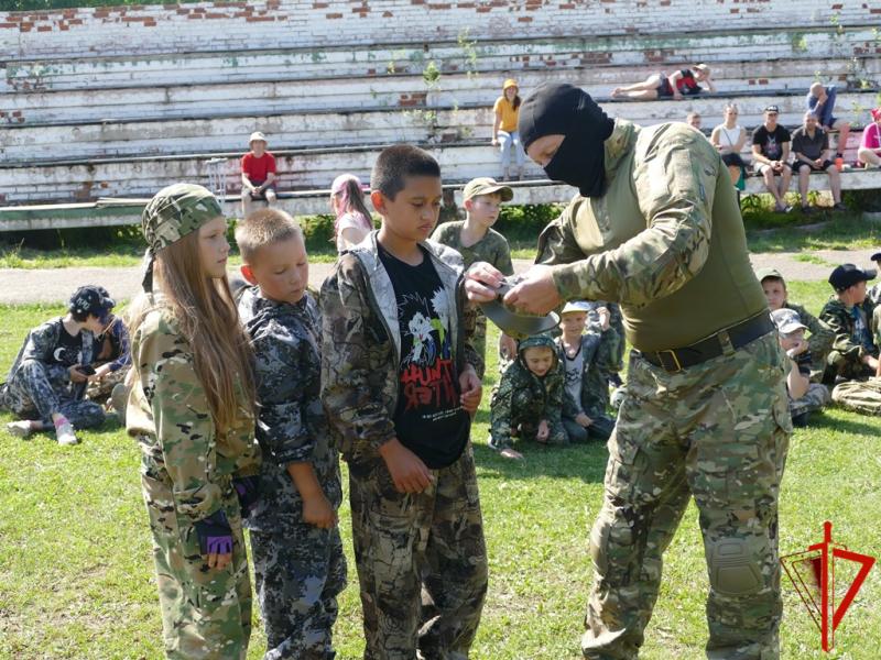 В Томской области акция «Каникулы с Росгвардией» прошла в детском оздоровительном лагере «Огонек»