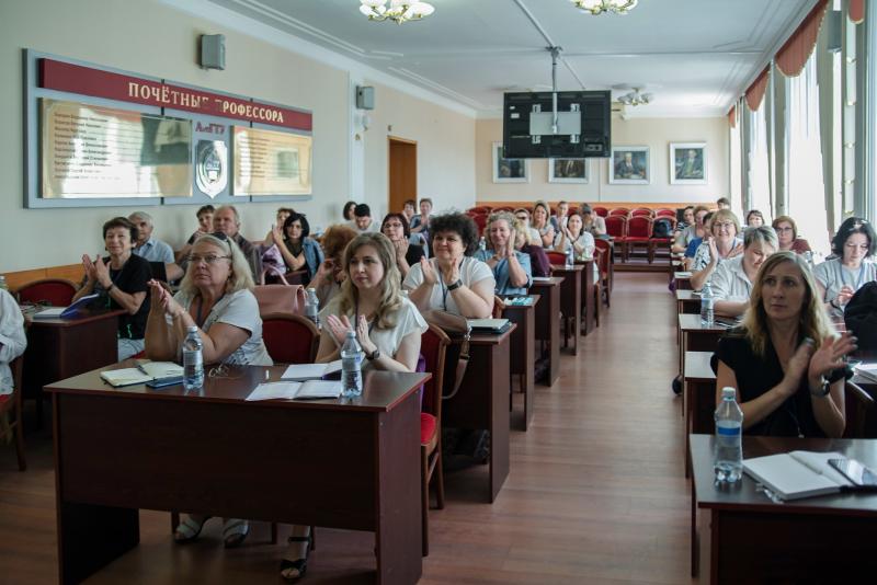 Учителя тоже учатся: подведены итоги VI Всероссийской научно-практической конференции Фонда Андрея Мельниченко