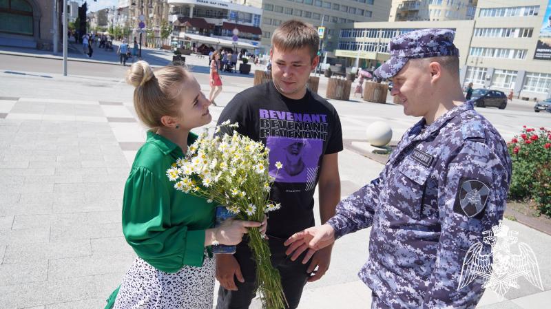 В Саратове сотрудники Росгвардии поздравили жителей города с «Днем семьи, любви и верности»