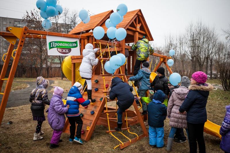 Уральцы подарили детским домам игровые площадки