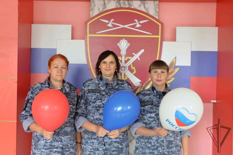Росгвардейцы и ветераны службы поддержали онлайн-флешмоб «Цвета российского флага»