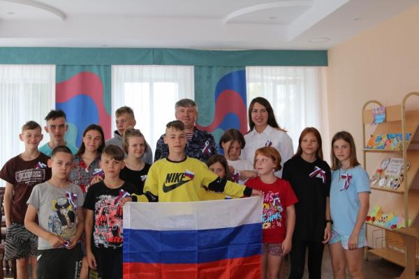 В преддверии Дня государственного флага России сотрудники Росгвардии провели мероприятие для воспитанников детского дома в Шуе