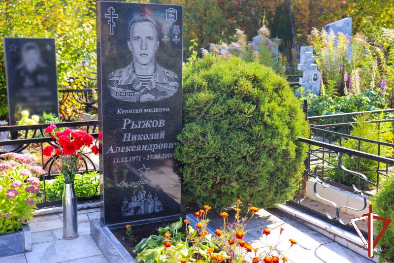 В Йошкар-Оле сотрудники ОМОН «Таир» Росгвардии почтили память погибшего 23 года назад боевого товарища