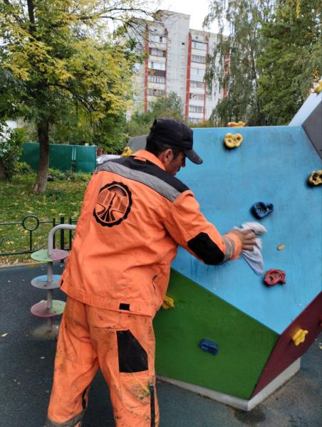 В Королёве продолжается борьба с граффити на детских площадках