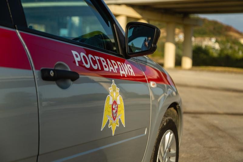 В Кропоткине сотрудники Росгвардии задержали мужчину по подозрению в совершении кражи на территории автозаправки