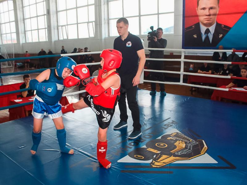В Кузбассе прошли соревнования по тайскому боксу, посвященные погибшему сотруднику Росгвардии