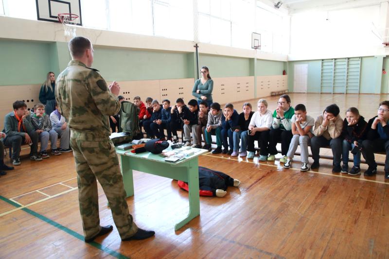 В Мордовии росгвардеец провел тактическое занятие по медицине для подшефных кадет