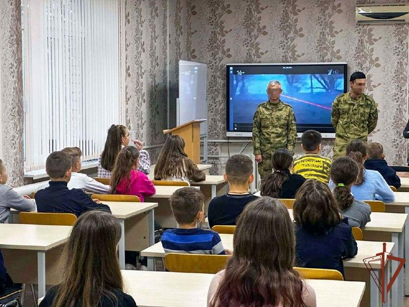 Росгвардейцы провели уроки мужества в школах Запорожской и Херсонской области