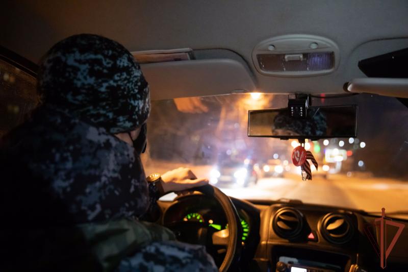 Росгвардейцы спасли трёх человек из горящего дома в Хабаровском крае