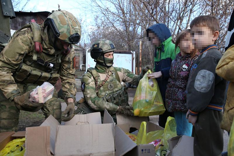 Росгвардейцы помогли многодетной семье из ДНР, чей дом уничтожила артиллерия ВСУ