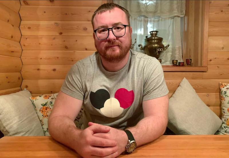 Экс-депутат Хабаровска Пётр Емельянов выпустит настольную игру и семечки для «реальных пацанов»