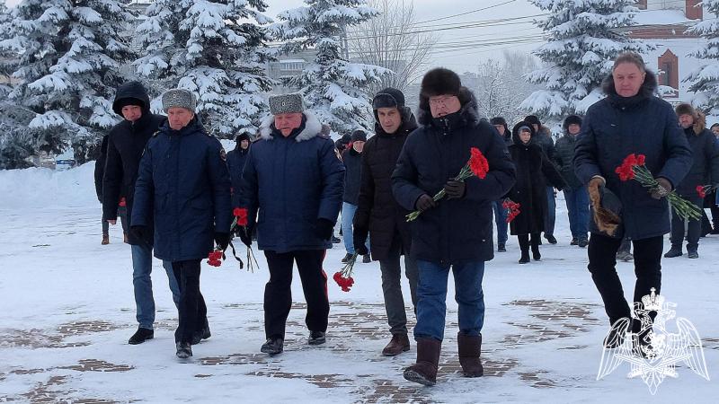 В Кирове росгвардейцы возложили цветы к Вечному огню в День Героев Отечества
