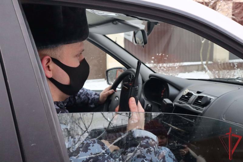 Сотрудники Росгвардии задержали мужчину за кражу на севере Москвы