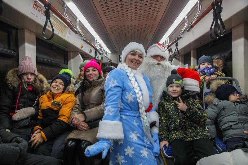 Веселый праздник для особенных детей: юные пассажиры отправились в новогоднее путешествие на «Львенке»