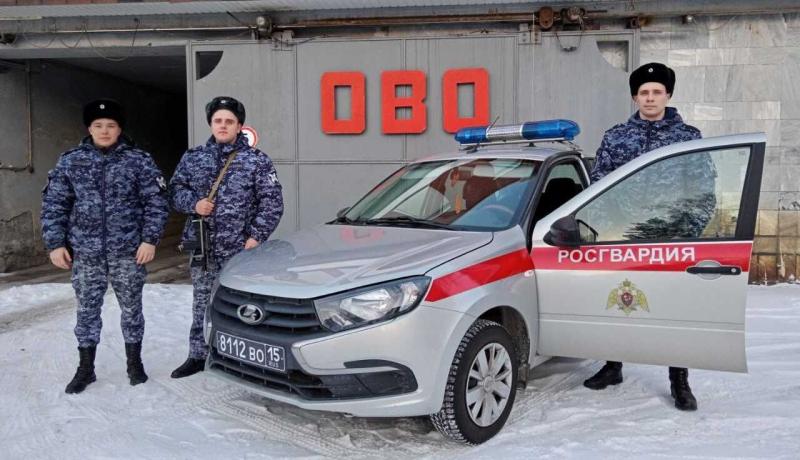 На Среднем Урале росгвардейцы помогли местному жителю потушить возгорание его автомобиля