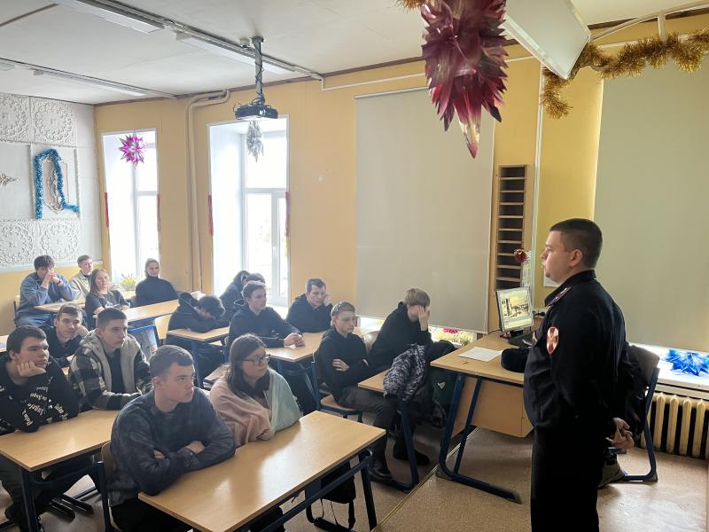 Сотрудники Егорьевского ОВО провели урок мужества в техникуме N 31