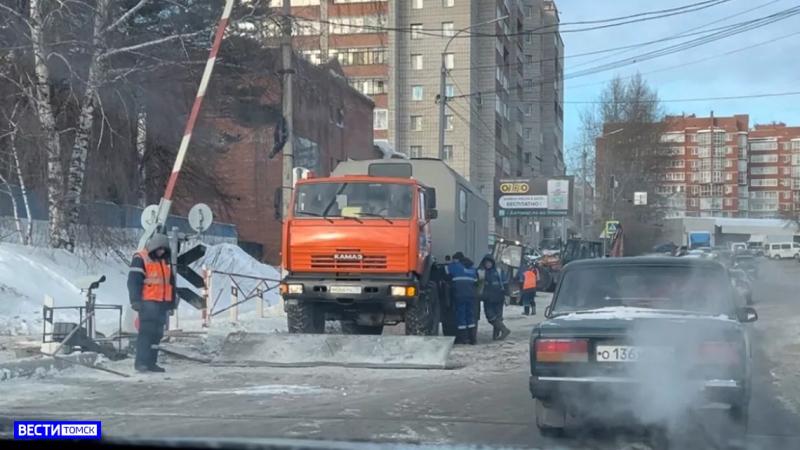 Специалисты устраняют коммунальную аварию на улице Елизаровых в Томске