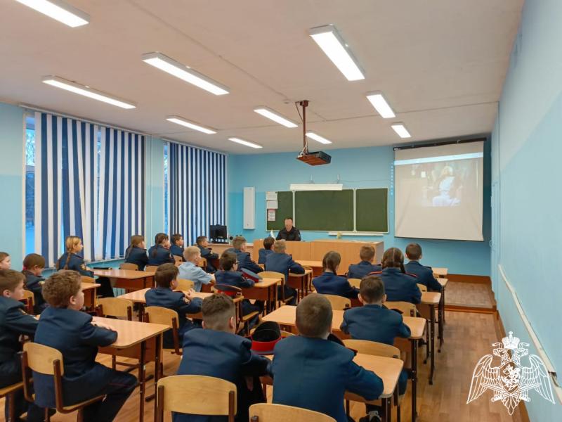 В Чебоксарах росгвардеец провел с учащимися подшефного класса урок, посвященный 81-й годовщине освобождения Ленинграда
