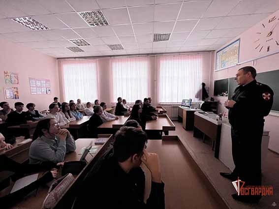 Офицер Росгвардии напомнил орловским школьникам правила безопасности