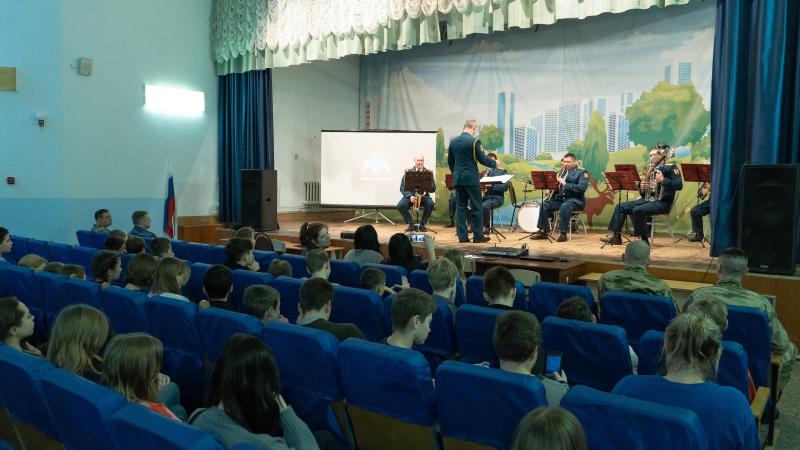 В Пензе музыканты военного оркестра Росгвардии выступили с музыкальной программой для детей