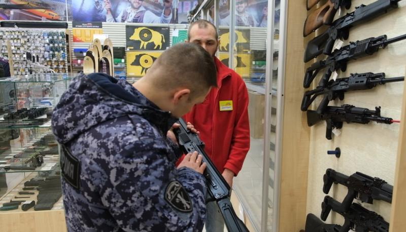 В Орле росгвардейцы приступили к проверке оружейных магазинов