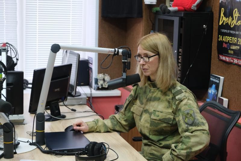 На радио орловские росгвардейцы рассказали о пользе услуги «Мобильный телохранитель»