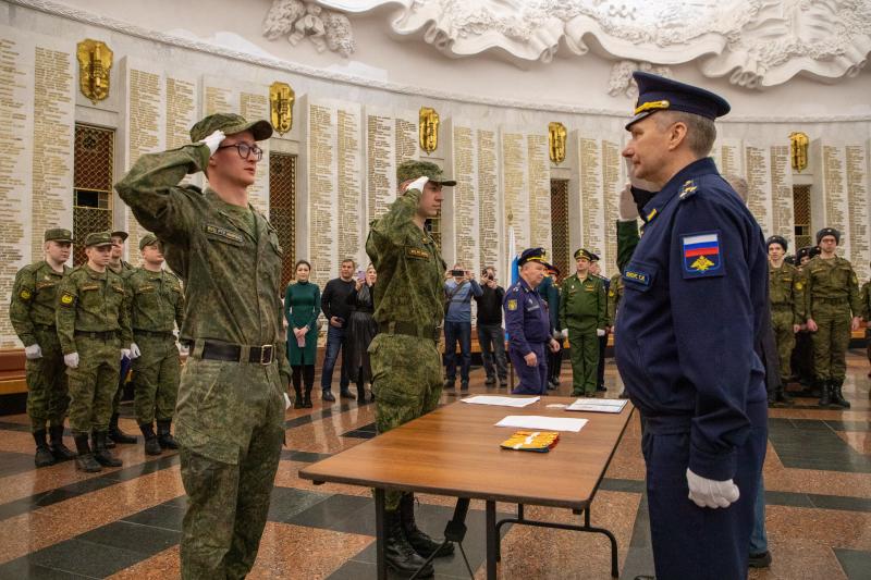 В Музее Победы 70 студентов получили первые офицерские погоны
 