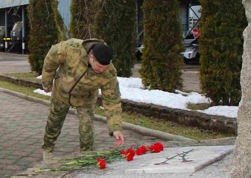 В Ставрополе сотрудники Росгвардии почтили память боевых товарищей