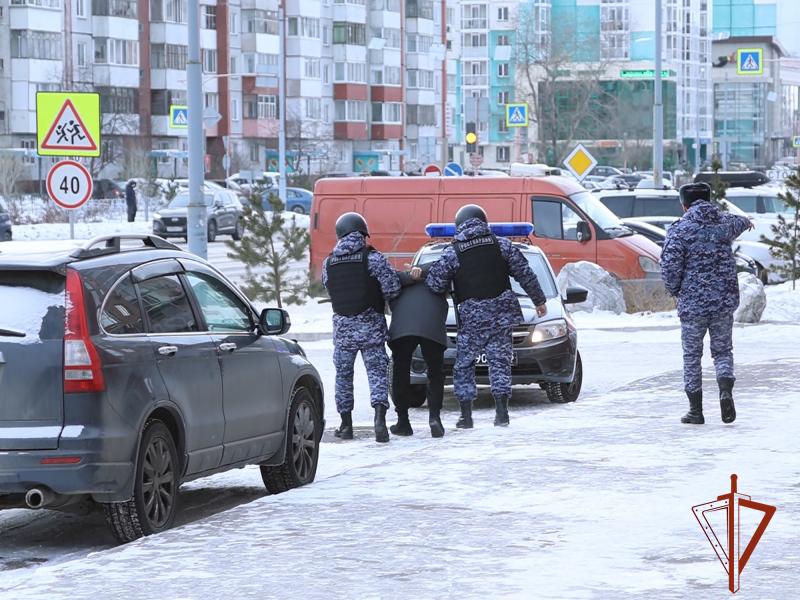 В Абакане на охраняемом объекте росгвардейцы задержали находившегося в федеральном розыске мужчину