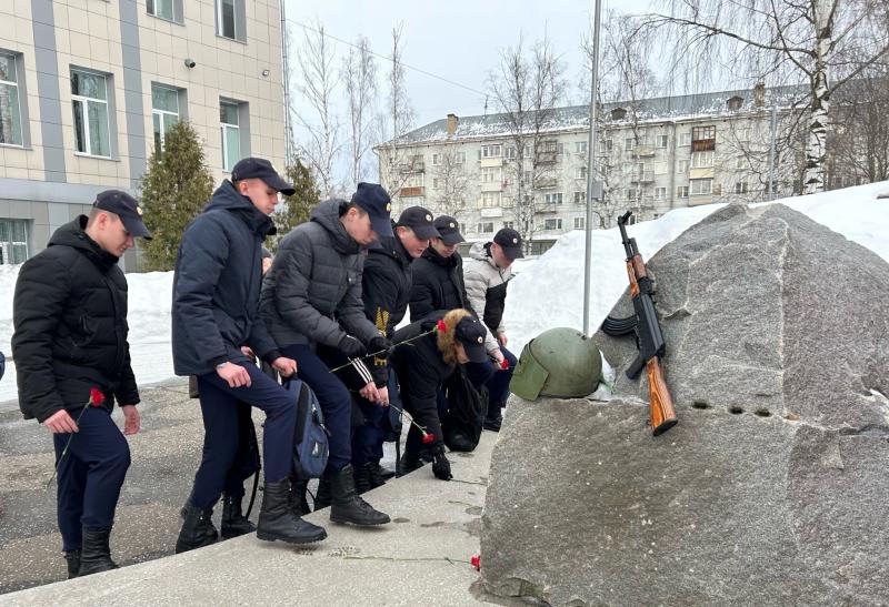 Курсанты подшефного колледжа побывали в гостях у ОМОН 