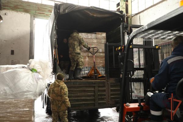 Ветераны Росгвардии доставили партию гуманитарного груза в районы проведения СВО