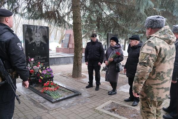 В КУРСКЕ РОСГВАРДЕЙЦЫ ОТДАЛИ ДАНЬ УВАЖЕНИЯ ПОДВИГУ ГЕРОЯ РОССИИ АНДРЕЯ ХМЕЛЕВСКОГО