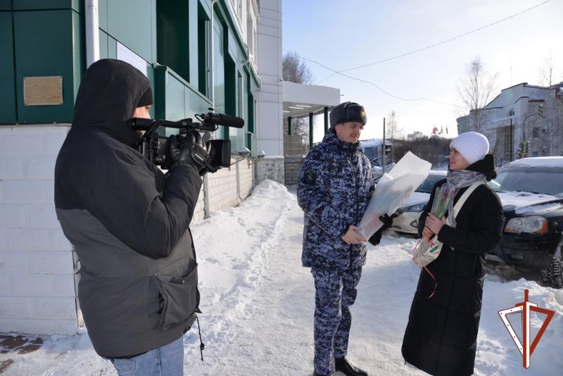 «Весенние комплименты от Росгвардии» дарят югорчанкам представители ведомства накануне 8 марта