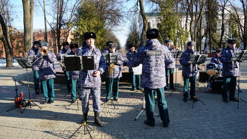 В Брянске сотрудники Росгвардии поздравили женщин города с Международным женским днём