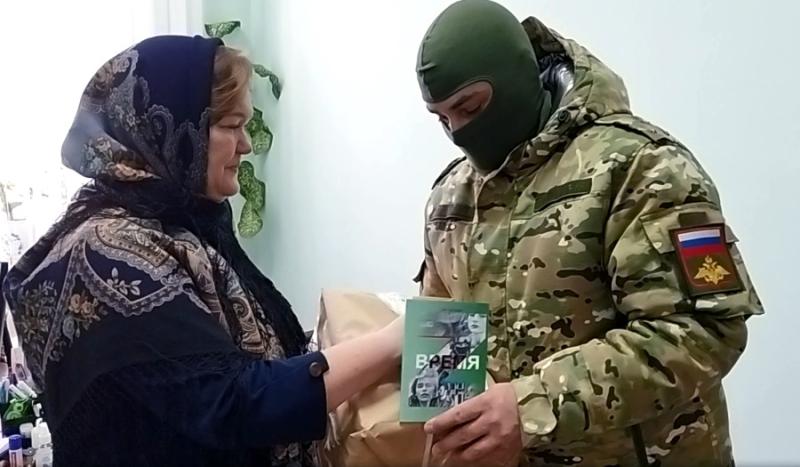 Мордовская поэтесса подарила землякам-бойцам 100 книг со своими стихами