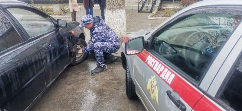 В Херсонской области росгвардейцы помогли девушке заменить пробитое колесо