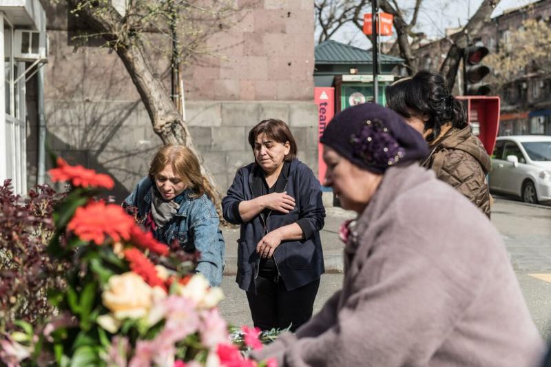 К посольству России в Армении граждане с утра несут цветы и свечи в знак траура после теракта в «Крокус сити холле». Фоторяд