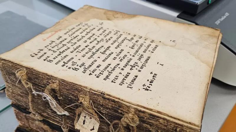 Загадочная книга двухсотлетней давности была найдена на чердаке дома в томском селе