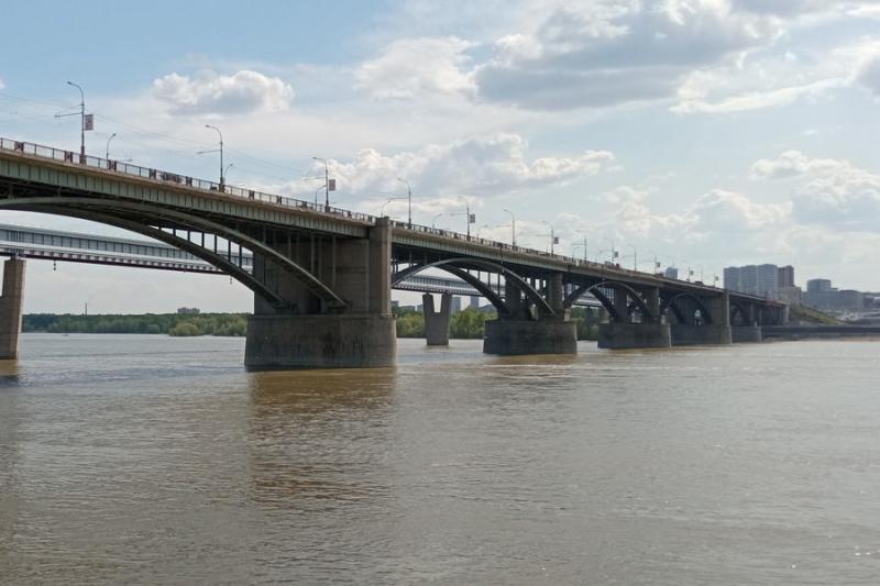 В Новосибирске приступили к ремонту обратной стороны Октябрьского моста