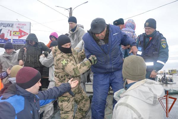 Росгвардейцы патрулируют затопленные территории Орска и оказывают помощь пострадавшим гражданам