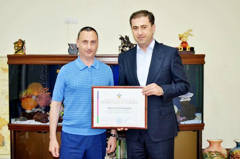 Депутат ЗСК Виктор Тепляков вручил Почётные грамоты от краевой Думы сочинцам