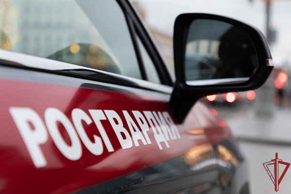 Сотрудники росгвардии задержали мужчину, набросившегося с ножом на охранника в Москве