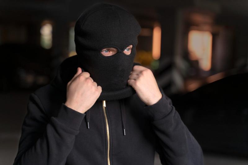 25-летний парень позвал маму после кражи ликера в Новосибирске
