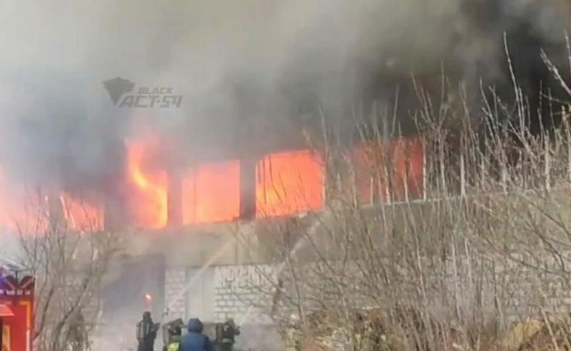 Крупный пожар на складах «Химметалла» ликвидируют в Новосибирске