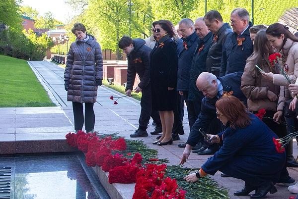 Руководители и сотрудники ТПП РФ возложили цветы к могиле Неизвестного Солдата