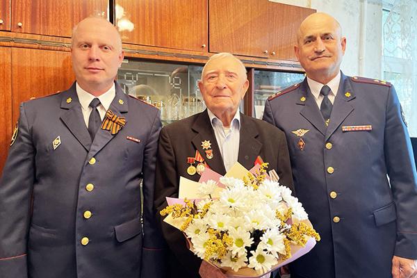 Сотрудники УФСИН России по Республике Дагестан поздравили ветерана ВОВ