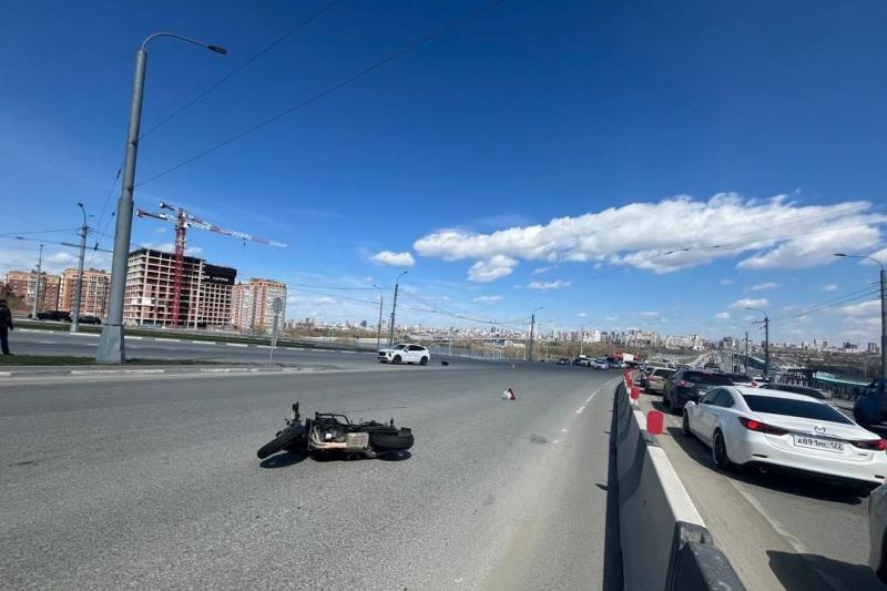 Женщина-мотоциклист пострадала в ДТП на Октябрьском мосту в Новосибирске