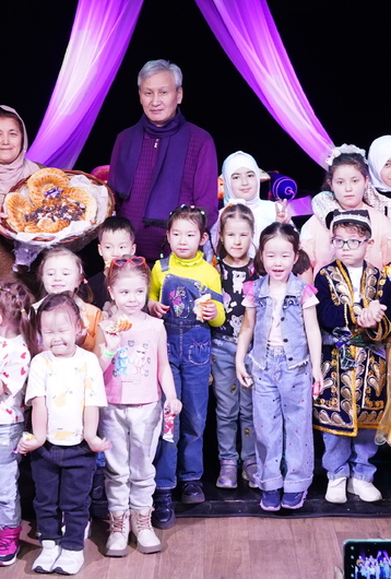 Россия и Культура, Дети: Узбекское землячество посетило театр кукол «Ульгэр»