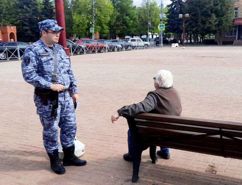 В Подмосковье сотрудники Росгвардии помогли женщине, внезапно почувствовавшей себя плохо на улице